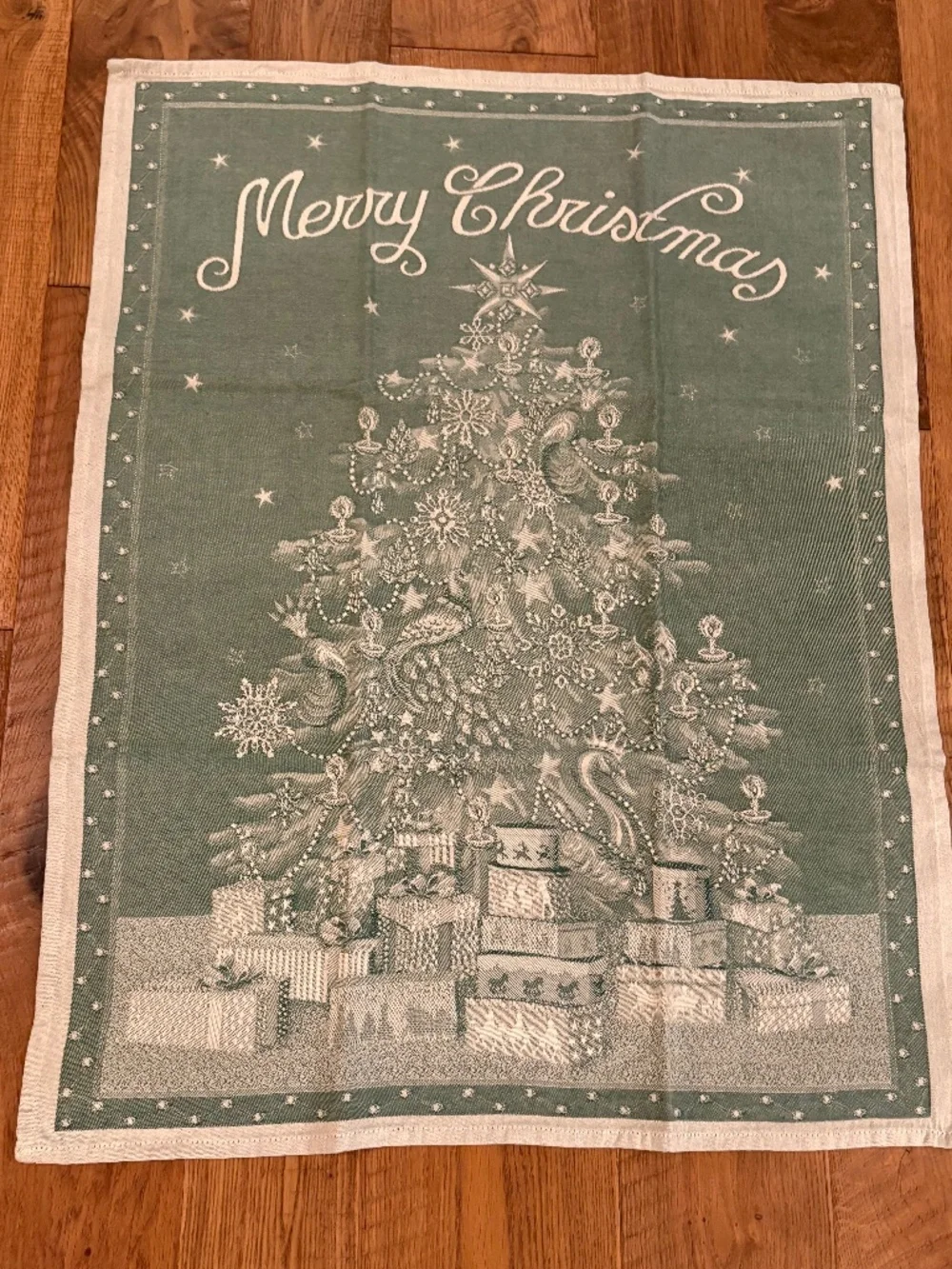 NWOT 2 SUR LA TABLE Nostalgic Looking Christmas Kitchen Towels Made in Italy